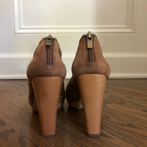 Banana republic 3” heel sandal NWOT - Picture 4 of 6